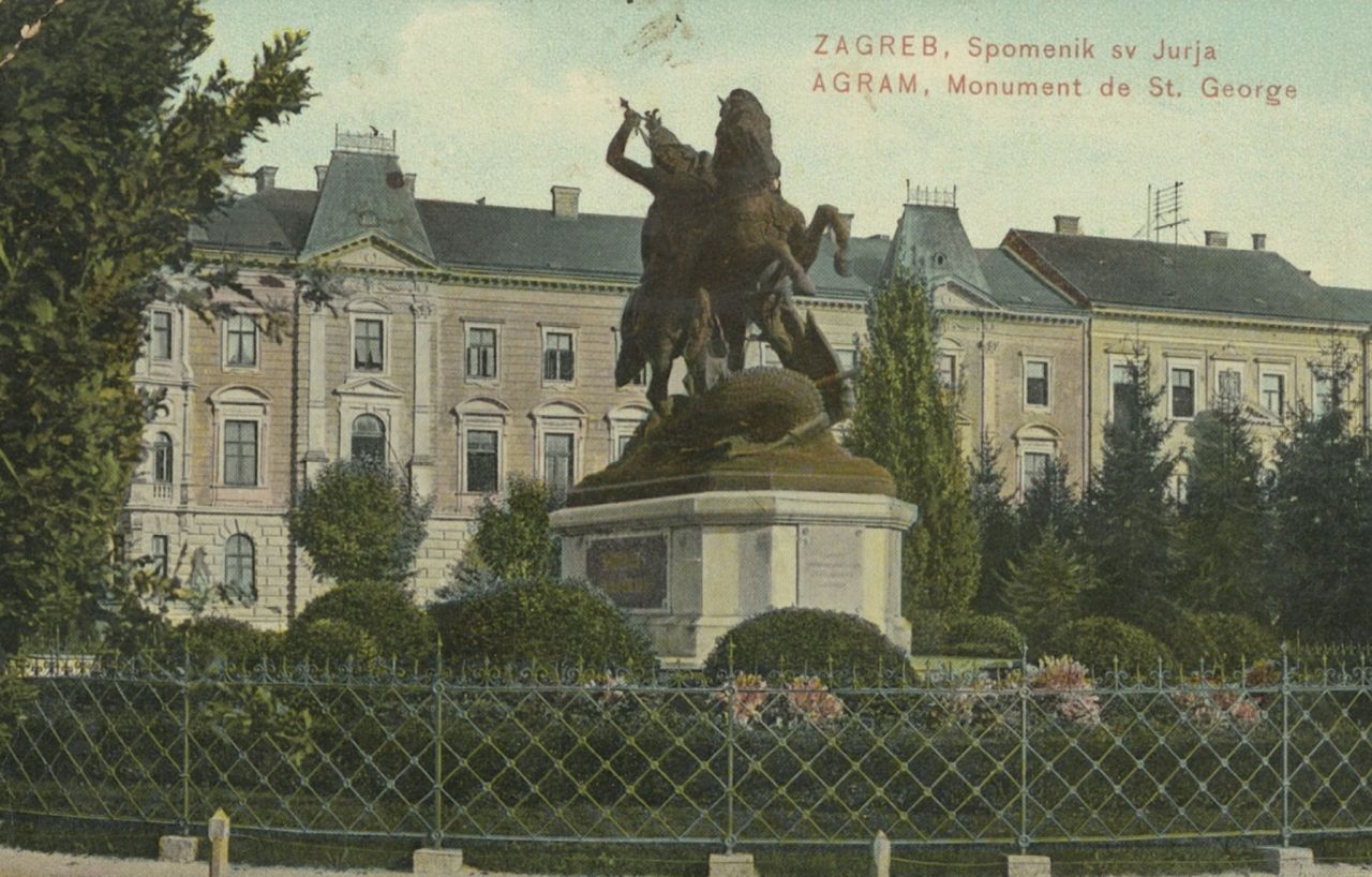 Spomenik 'Sv. Juraj ubija zmaja', rad kipara Antona Dominika Fernkorna, u pozadini Kraljevsko zemaljska obrtna škola (danas ŠPUD i MUO), oko 1908. godine B